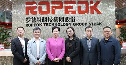 贵州省政府驻上海办事处党组书记、主任张洪一行莅临尊龙凯时集团调研指导