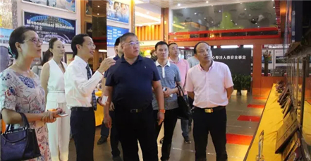 马来西亚首相特使张庆信一行莅临尊龙凯时参观考察