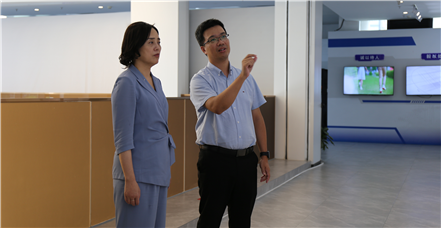 镇江市润州区委副书记、区长徐燕一行莅临尊龙凯时集团考察指导